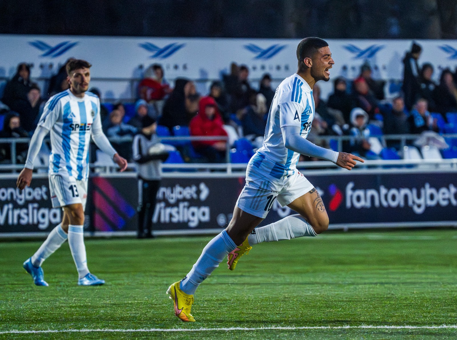 Ramires marca em goleada na Letônia e soma nove participações em gols em oito jogos