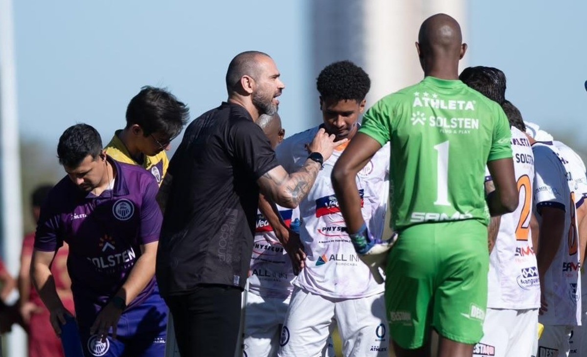 Ex-Corinthians e Vasco, Castán discute com torcedor após caso de racismo contra goleiro de seu time