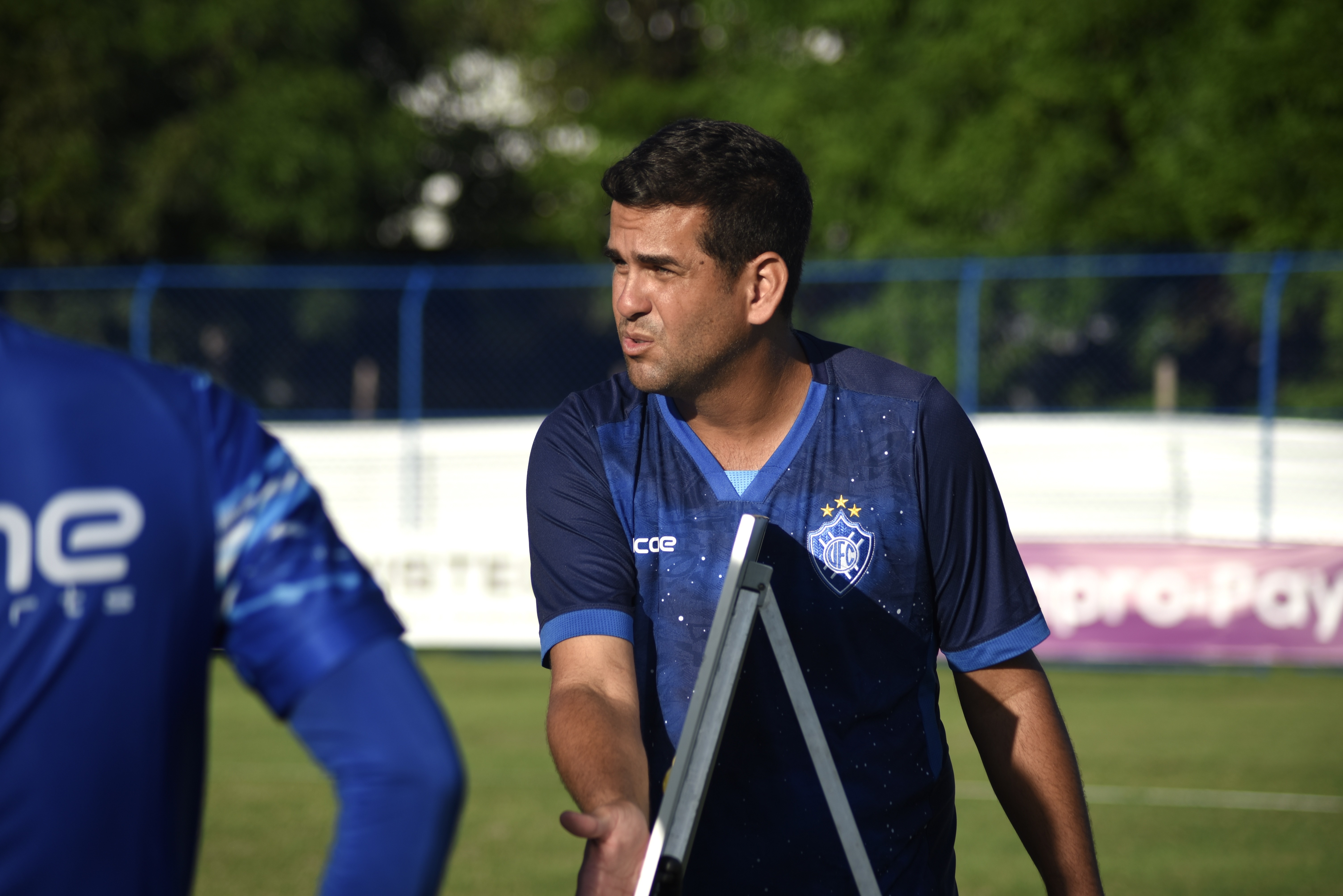 Técnico do Vitória-ES descarta favoritismo em clássico na Série D; veja provável time